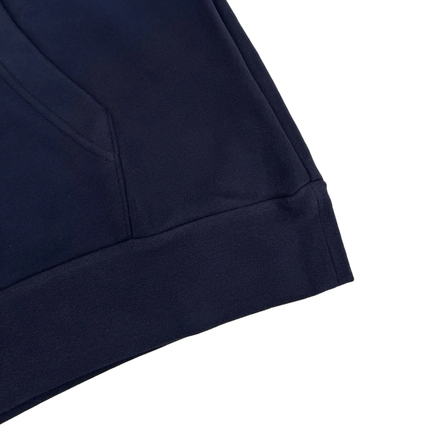 🅿️450 [Exclusive supply] CH Crow Heart Horseshoe Unicorn Arm Hooded Jacket (Blue) The fabric is made of Australian velvet satin technical cotton. It has excellent texture and is comfortable and close to the skin. A touch of midnight navy dip-dyeing, low-key elegance. Three forms of red horseshoe flowers are realistic. Like the trend of flame ink, it naturally blends on rice paper. Control the visual focus. From concrete totems to abstract light spots, whispering that I am the rock oracle of the rules. A rebellious ceremony about wearing and performing, using glue printing. The printing has been modified three times by the film screen. The glue liquid paint is used to print the pattern on the fabric. The fabric is baked to fix the printed pattern. The fabric has been washed. It has a better hand feel and texture. It is not easy to deform, not easy to shrink, not easy to fade, and maintains long-term beauty. Size:S-M-L-XL